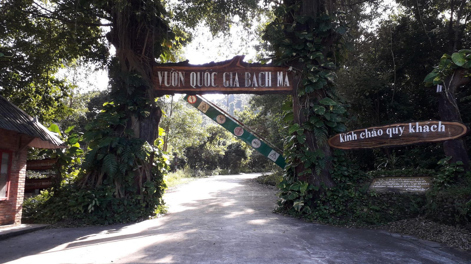 The gate to Bach Ma garden